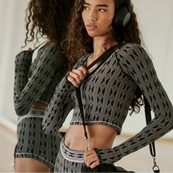 🆕FP MOVEMENT by Free People Mountain High Black Ivory Combo Top SZ S - Picture 1 of 6